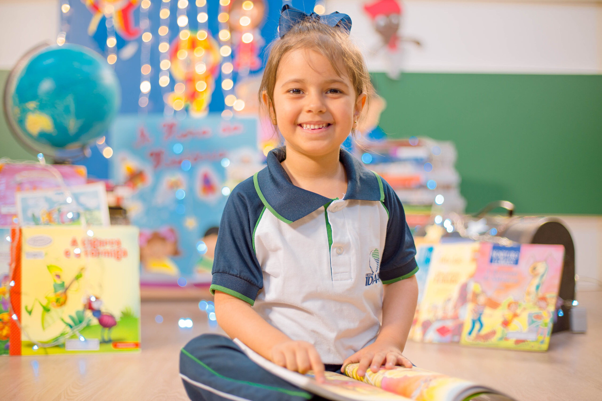 Estudante sorrindo em sala de aula, representando como a presença da Inspira na Amazônia transforma vidas pela educação.