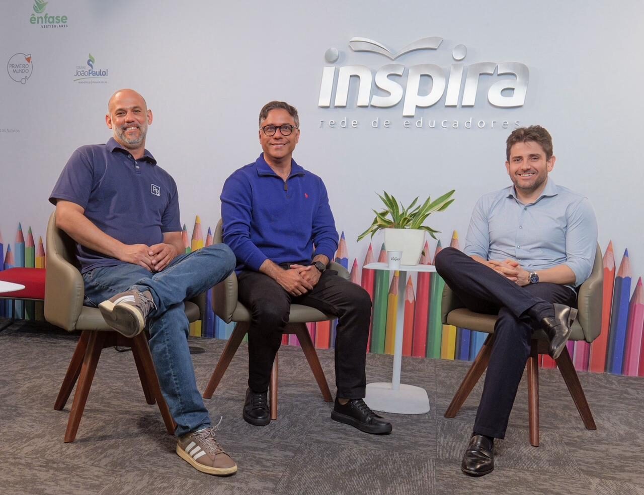 Registro do episódio do InspiraCast gravado na sede da Inspira Rede de Educadores, com participantes, no episódio sobre equilíbrio entre socioemocional e performance acadêmica.